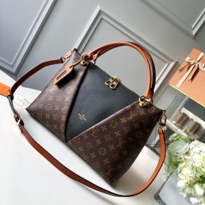 Louis Vuitton V Tote MM